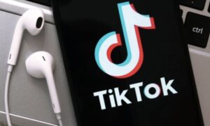 1 Fiatalok A Tiktok Láncára Verve
